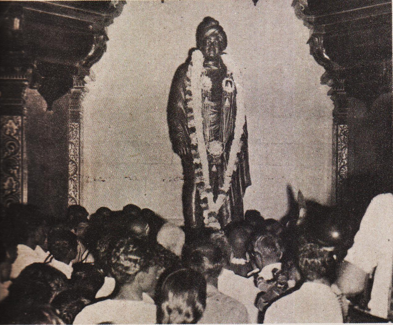 The congregation of celebration-participants round the Swamiji's statue, for the 'Aarati', after the 'Poornahuti' prefomed by Shrimat Swami Vivekananda.