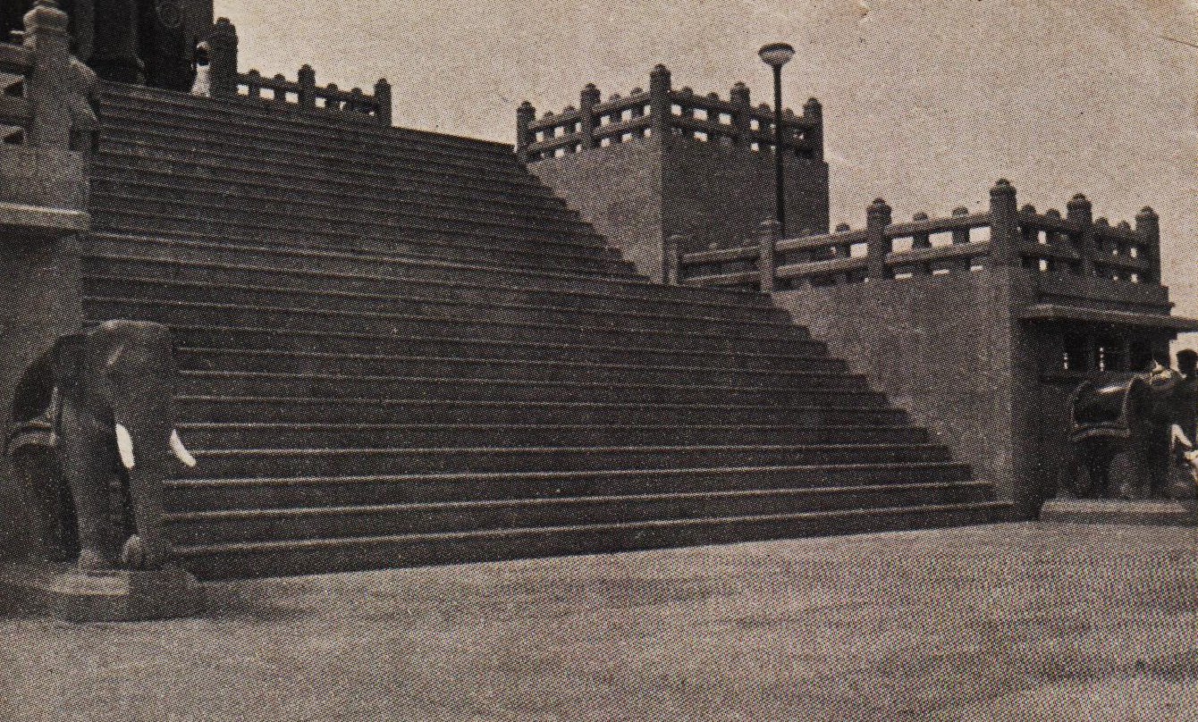 Main Entrance-steps of the V. Mandapam with two granite figures of and elephant, standing on both sides, at the froot of the fight of steps.