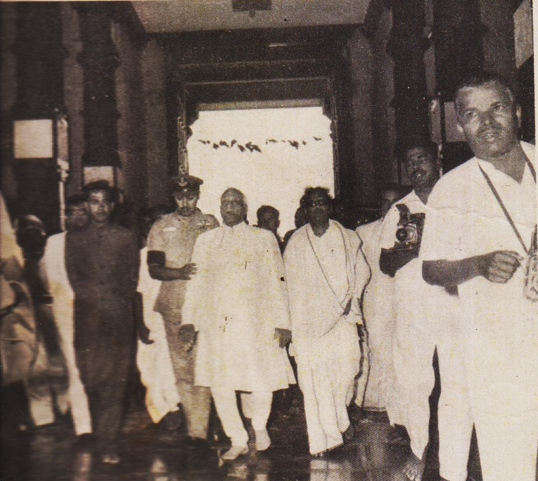 The Rashtrapati, accompained by Shri M. karunanidhi, the Chief Minister of Tamil Nadu, entering the Sabha mandapam.