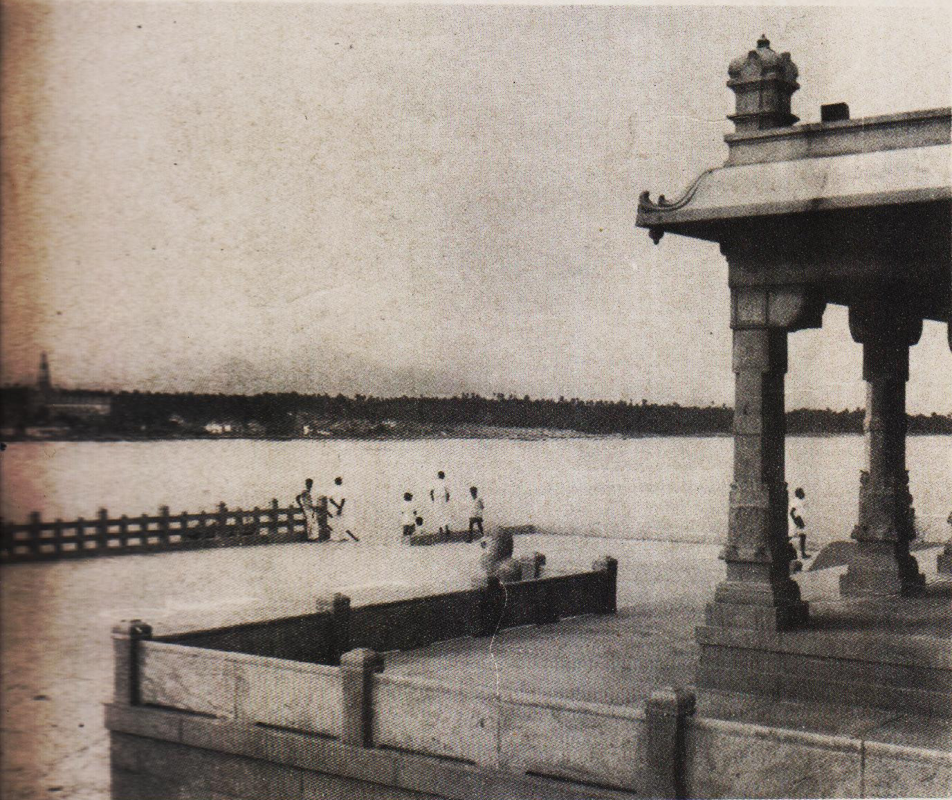 A view of the western corner of Shripada Mandapam, an open platform at its rear as also of the shore and the interventing sea.